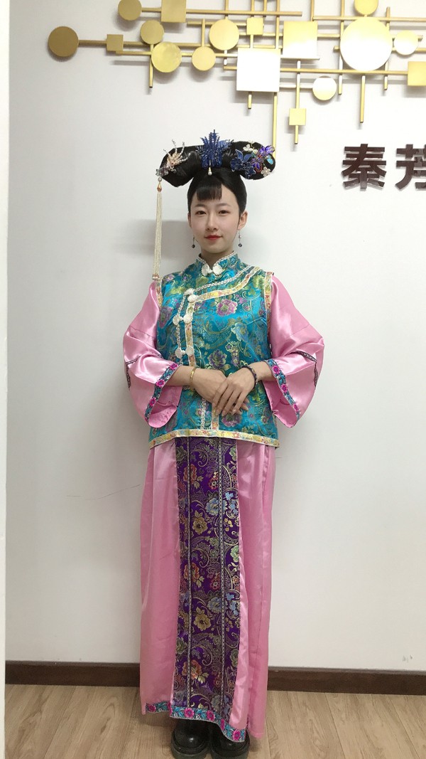 清末的格格妆扮特点就是两把头