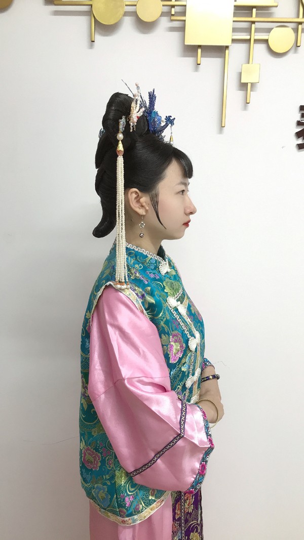 很多贵族女都是两把头