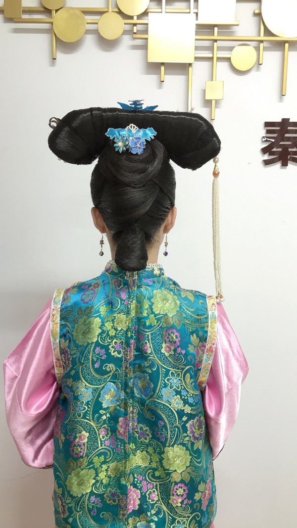 不过皇家女性的两把头是比较有特点的