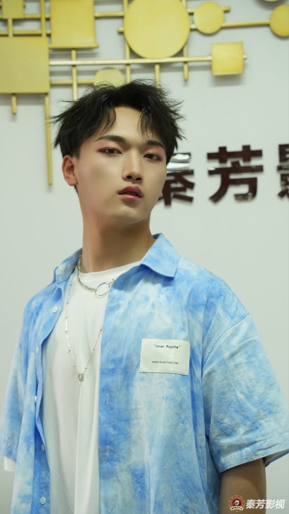 这位帅哥有着精致的五官和迷人的气质