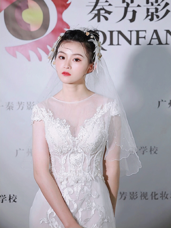影视化妆学习课程比较多所以也会学新娘妆