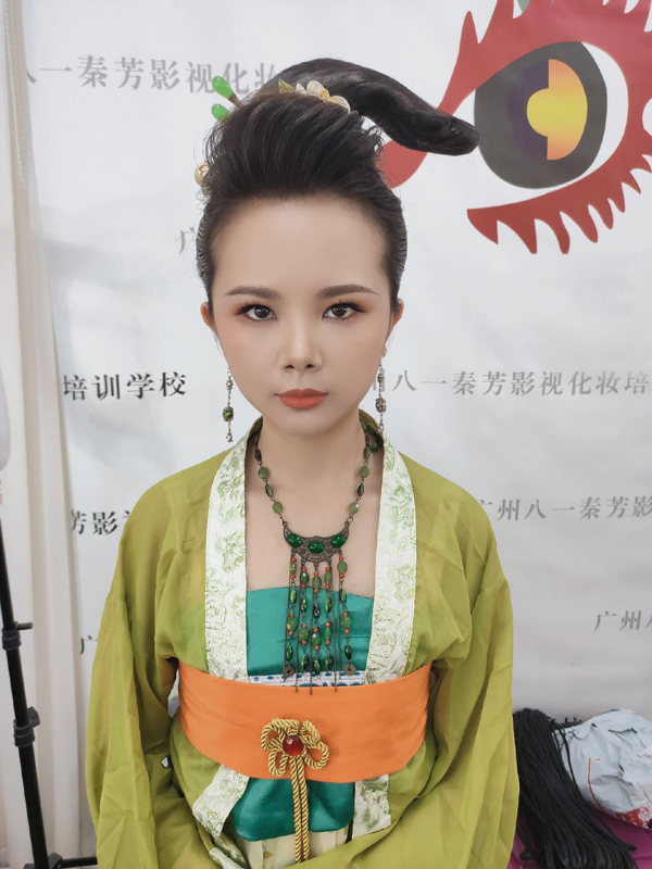 她们不需要太夸张的化妆效果