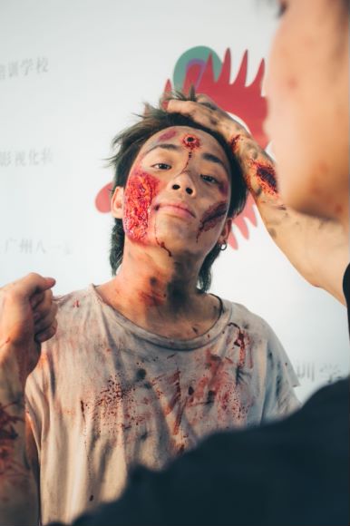 受伤的效果特效化妆