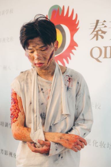 受伤的效果特效化妆