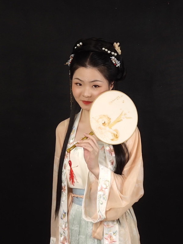 《唐襦裙半臂穿戴》