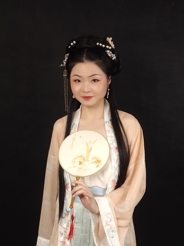 《唐襦裙半臂穿戴》2