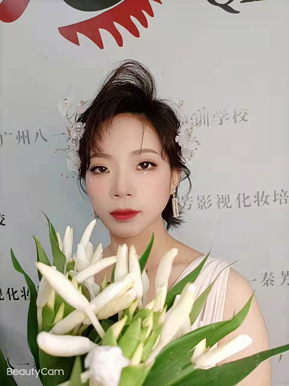 《饰品与晚妆》模特：广州秦芳学员