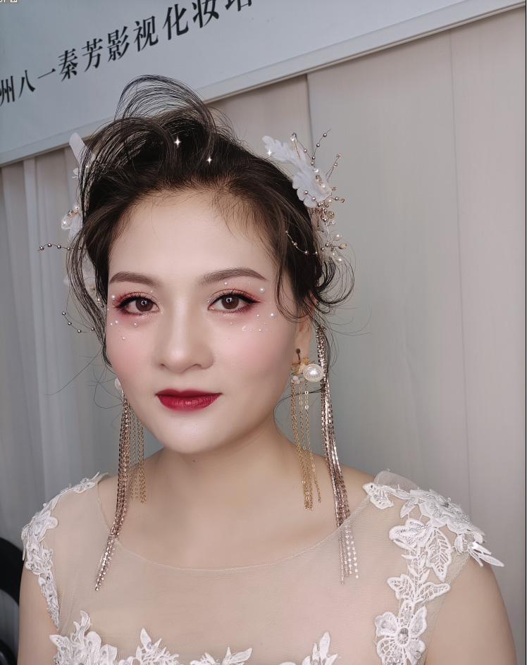 普通白色晚妆眼妆