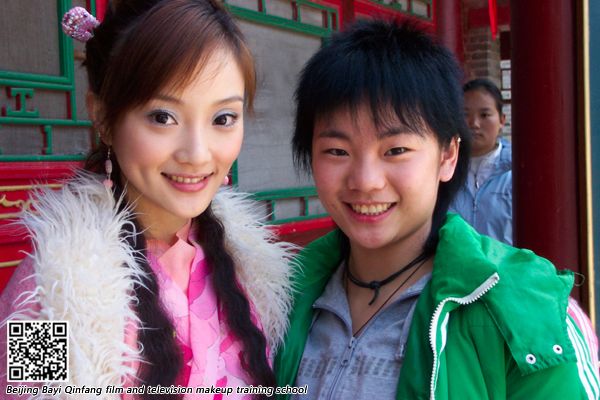 学化妆是找专门的培训学校好吗