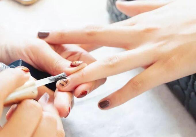 学美甲在店里学好还是在学校好