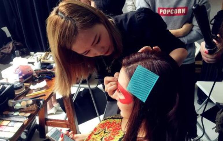 想做化妆师？【影视化妆师好还是自由化妆师好】