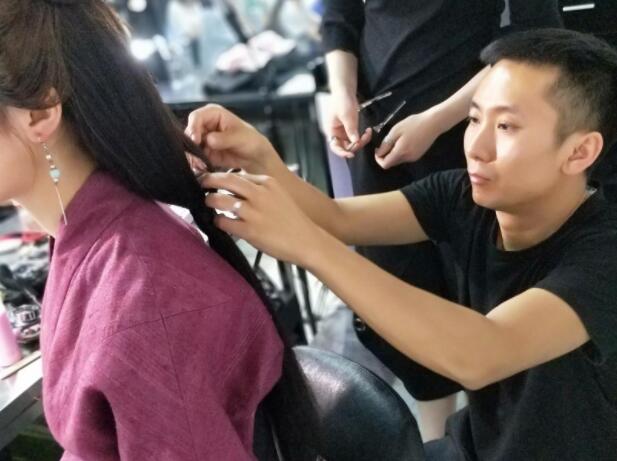 学影视化妆能不能做明星化妆师