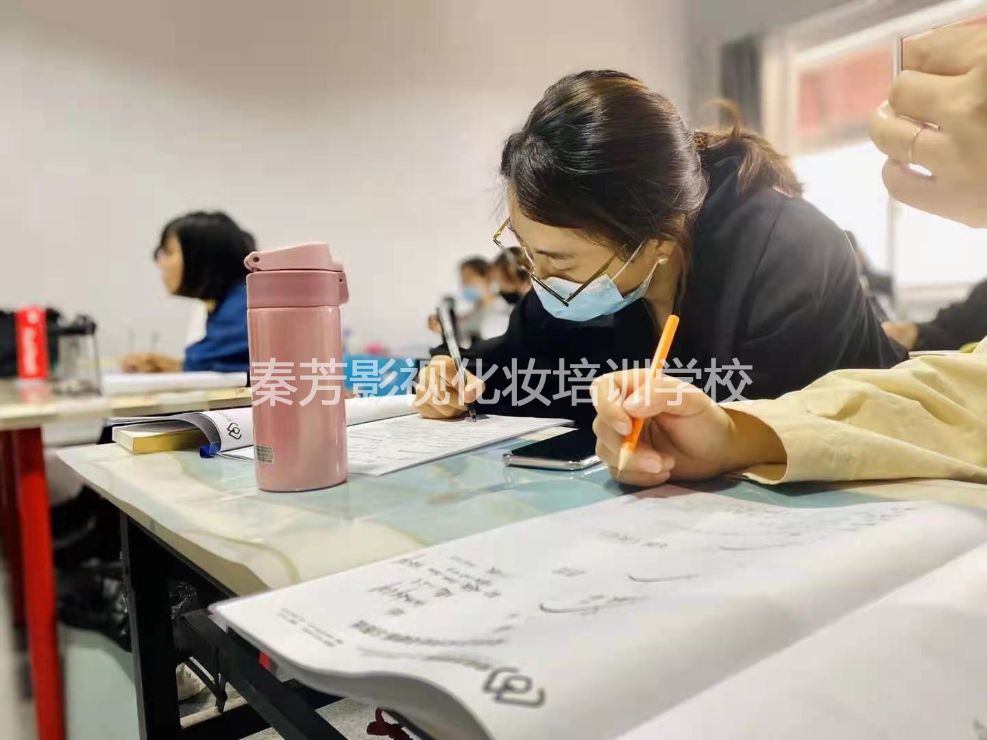 北京秦芳影视化妆学校-化妆学员考试