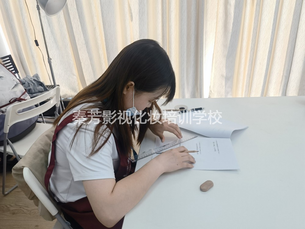 北京秦芳影视化妆学校-化妆学员考试.jpg