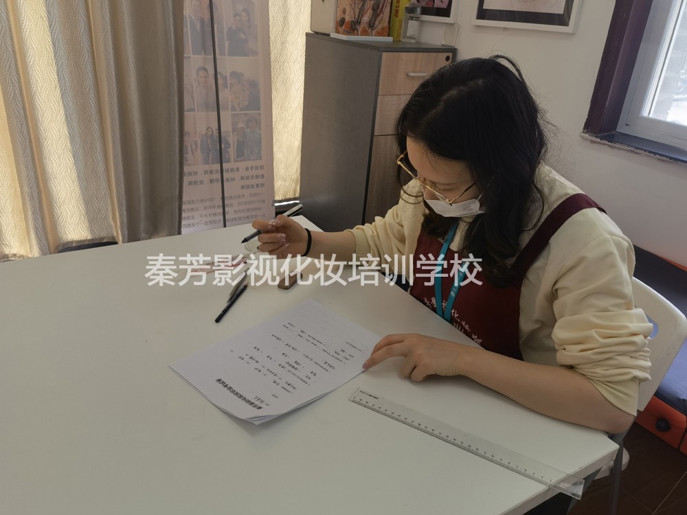 北京秦芳影视化妆学校-化妆学员考试.jpg