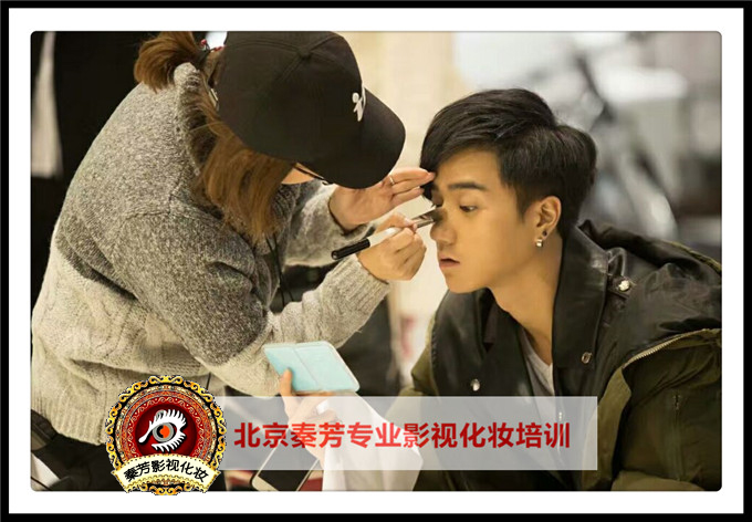 【怎么当影视化妆师】 要不要去化妆学校培训学习