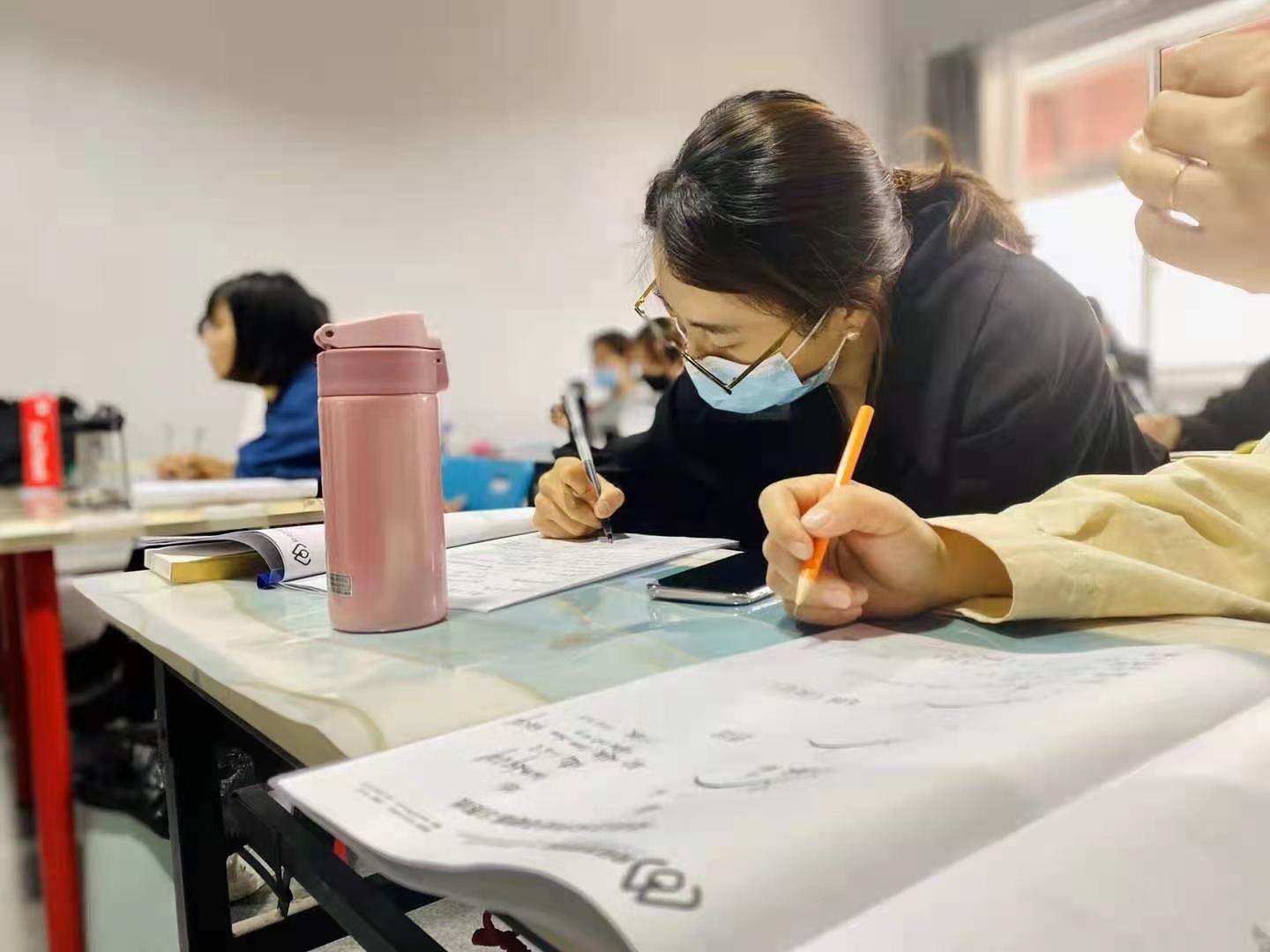 学美容和化妆哪个好就业