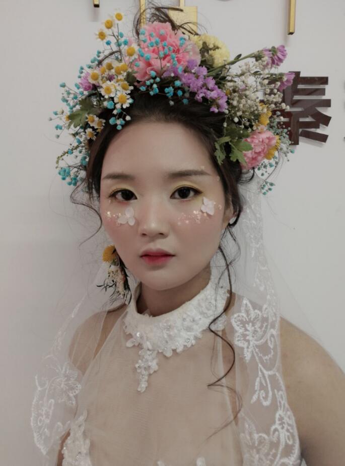 2021毕业生数量巨大 如何考取化妆师证书赚钱