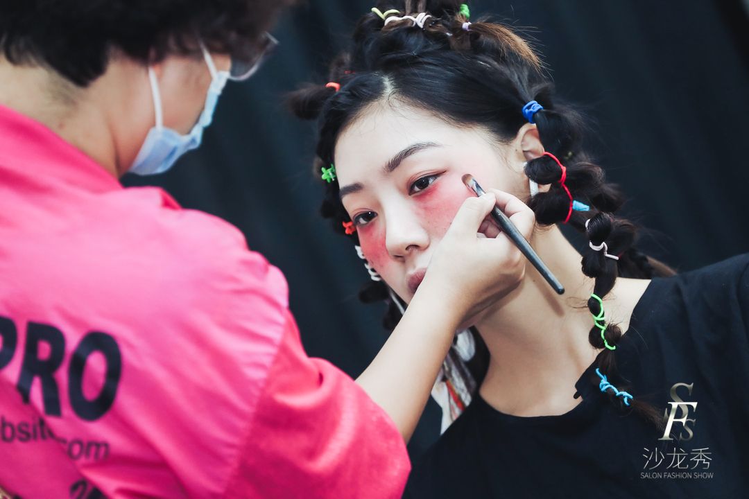 都市剧影视化妆：职场妆容的专业感塑造