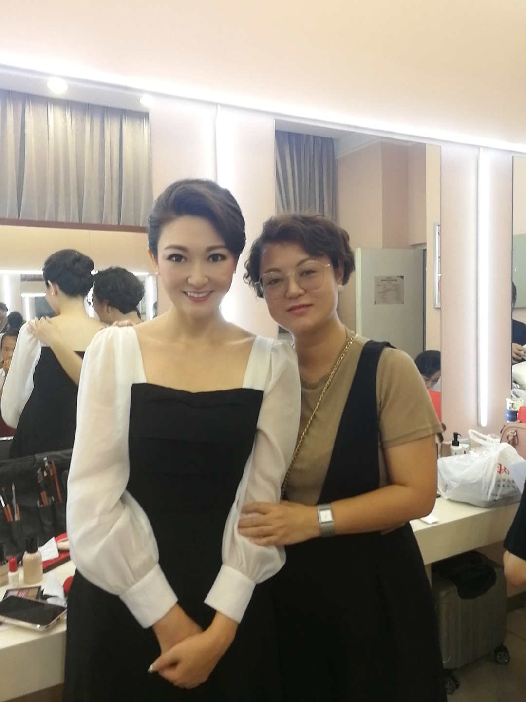 姜老师与北京电视台主持人 周思思 合影