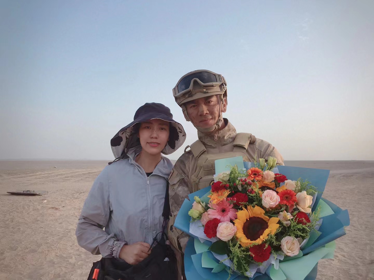 学员 王芳参演加电影 战地：异种浩劫 合影 任天野