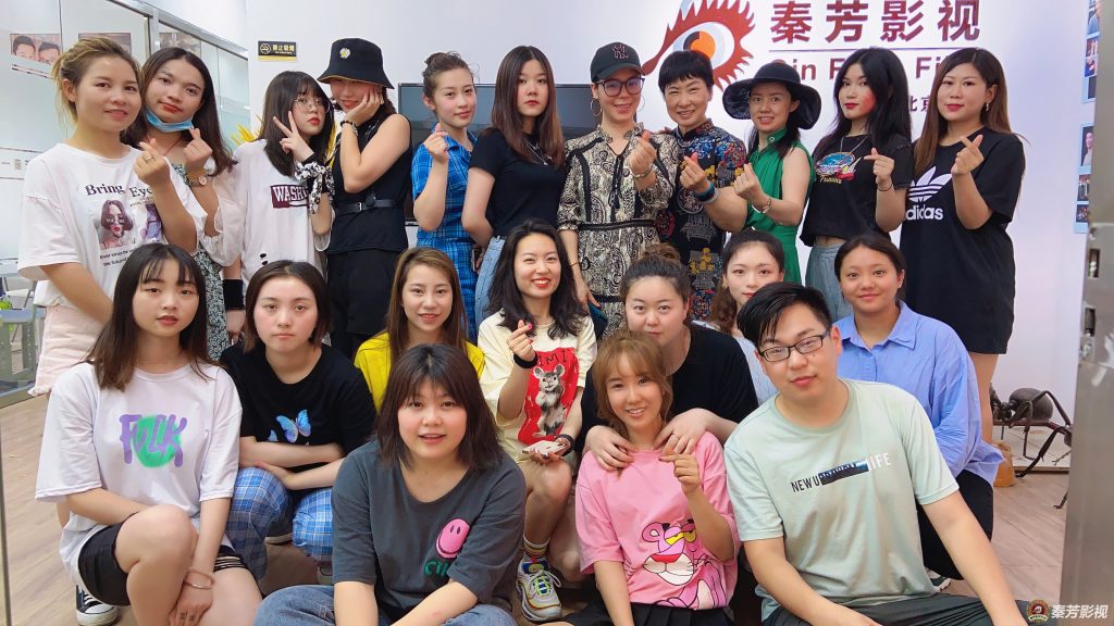 在秦芳化妆学校毕业实习 推荐的工作是化妆师还是助理