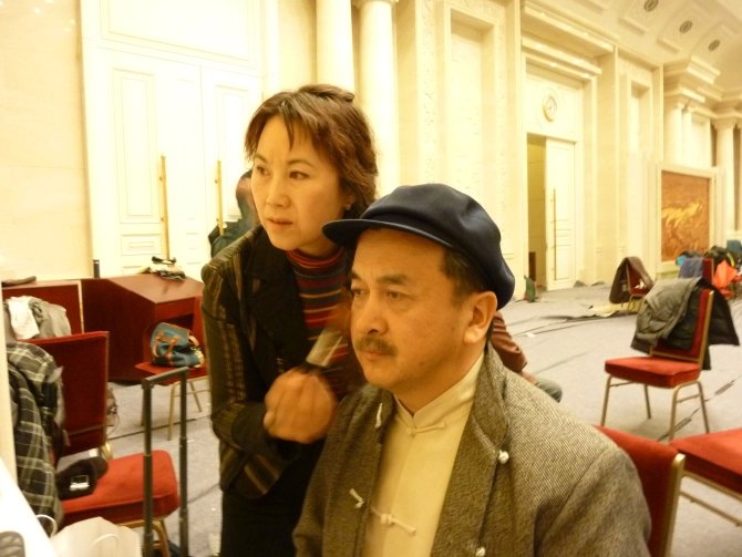 做影视化妆要熬夜很长时间吗