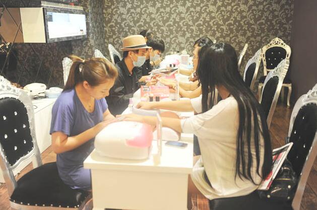 化妆和美甲哪个比较有前途