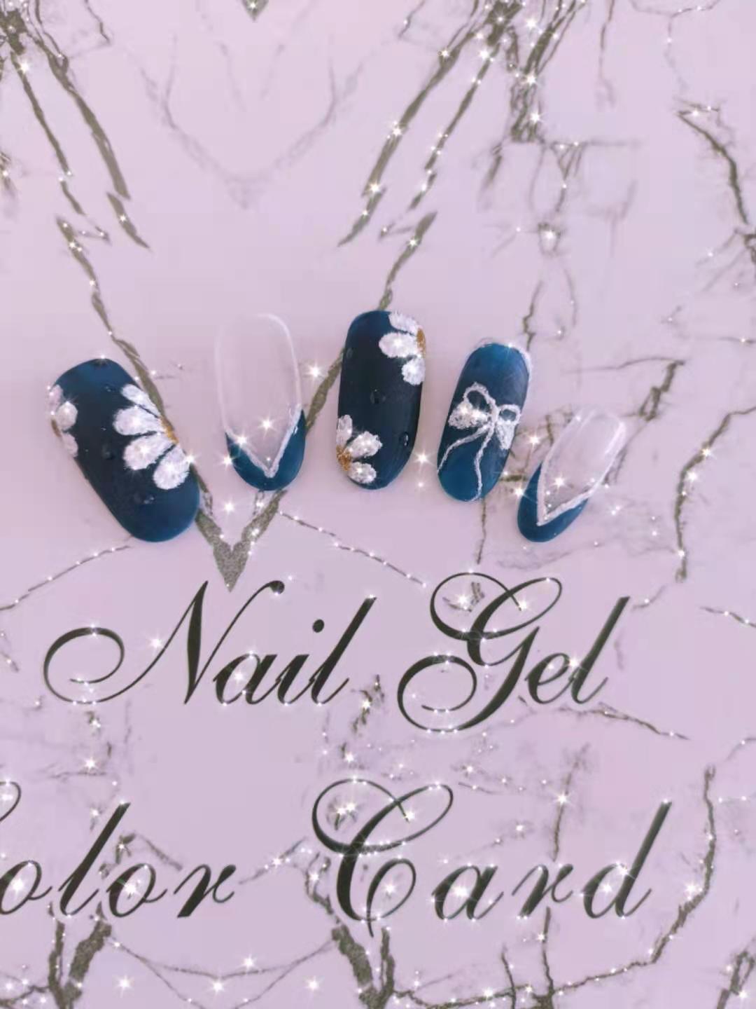 《梦幻蓝色美甲》