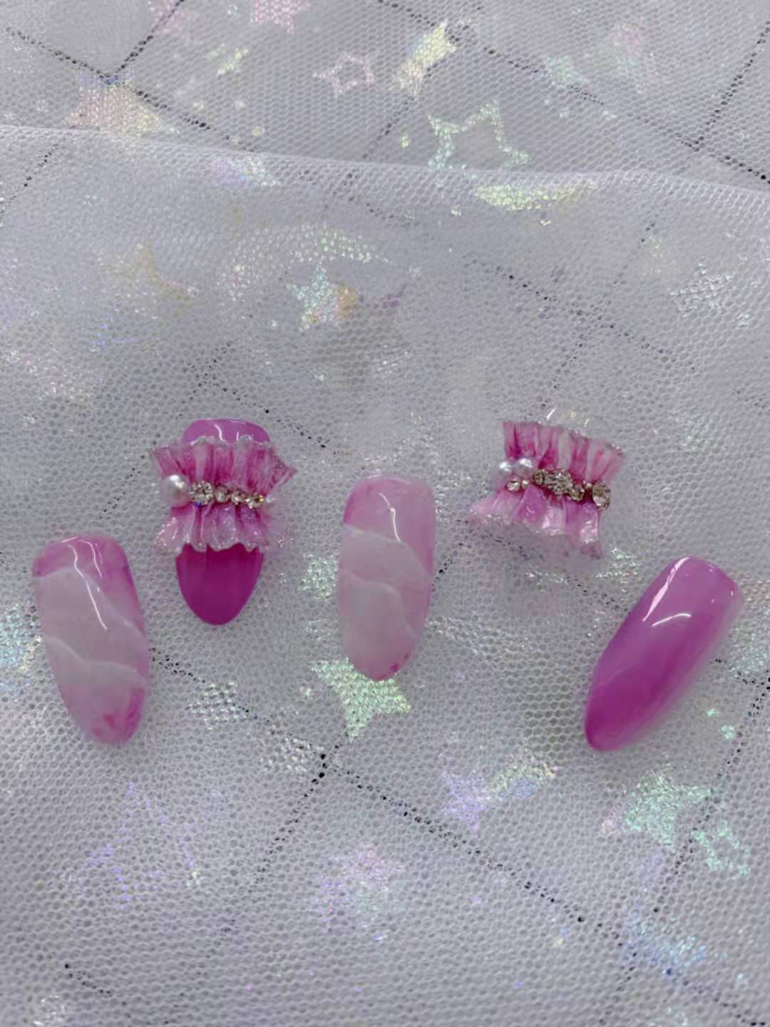 美甲作品《山丘与裙摆》