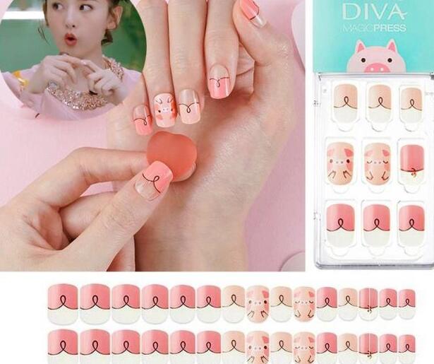 美甲和贴甲片哪个伤害大