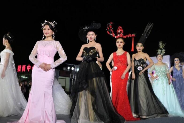 揭秘骗局 很多化妆学校的奖杯是哪来的