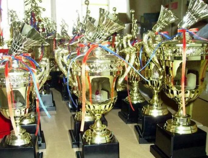 揭秘化妆学校奖杯骗局：4 类 “注水奖杯” 的真实来源