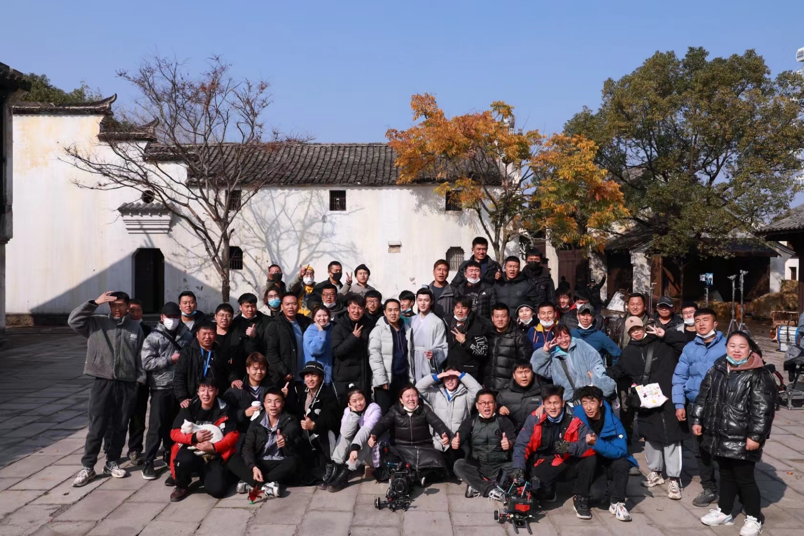 晓冉同学就业剧组《千秋令》杀青 一个剧组有多少人 