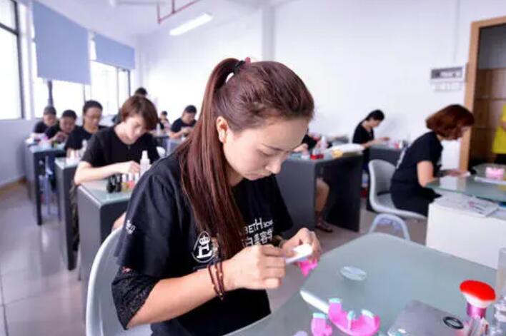 美甲师有没有从怀孕做到孩子出生的