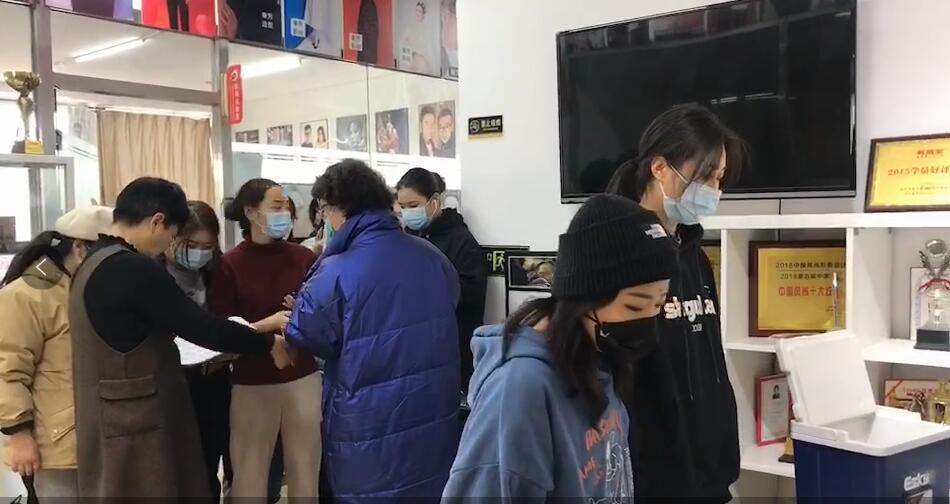 疫情防控人员深入秦芳影视为参加冬奥会开幕式化妆人员检测