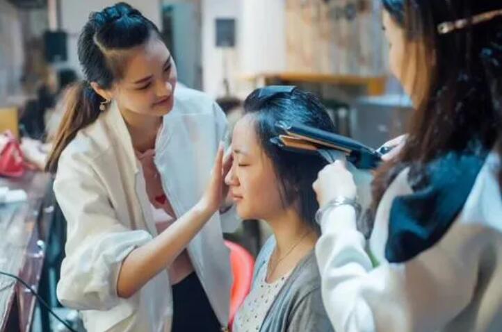 一个好的化妆师外形什么样