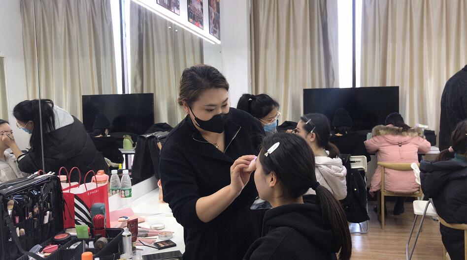 实操练习中如何避免损伤模特皮肤