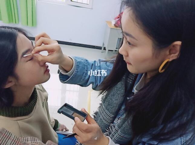 在剧组做化妆师 真实的收入情况