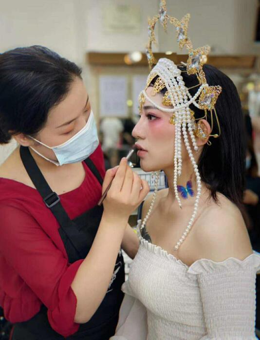 学化妆去哪学比较好 化妆学校如何选择