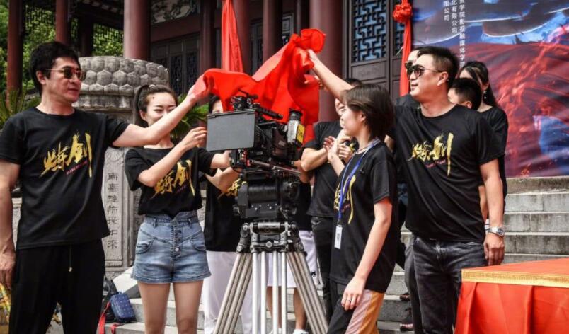 分配到剧组是一个人去吗