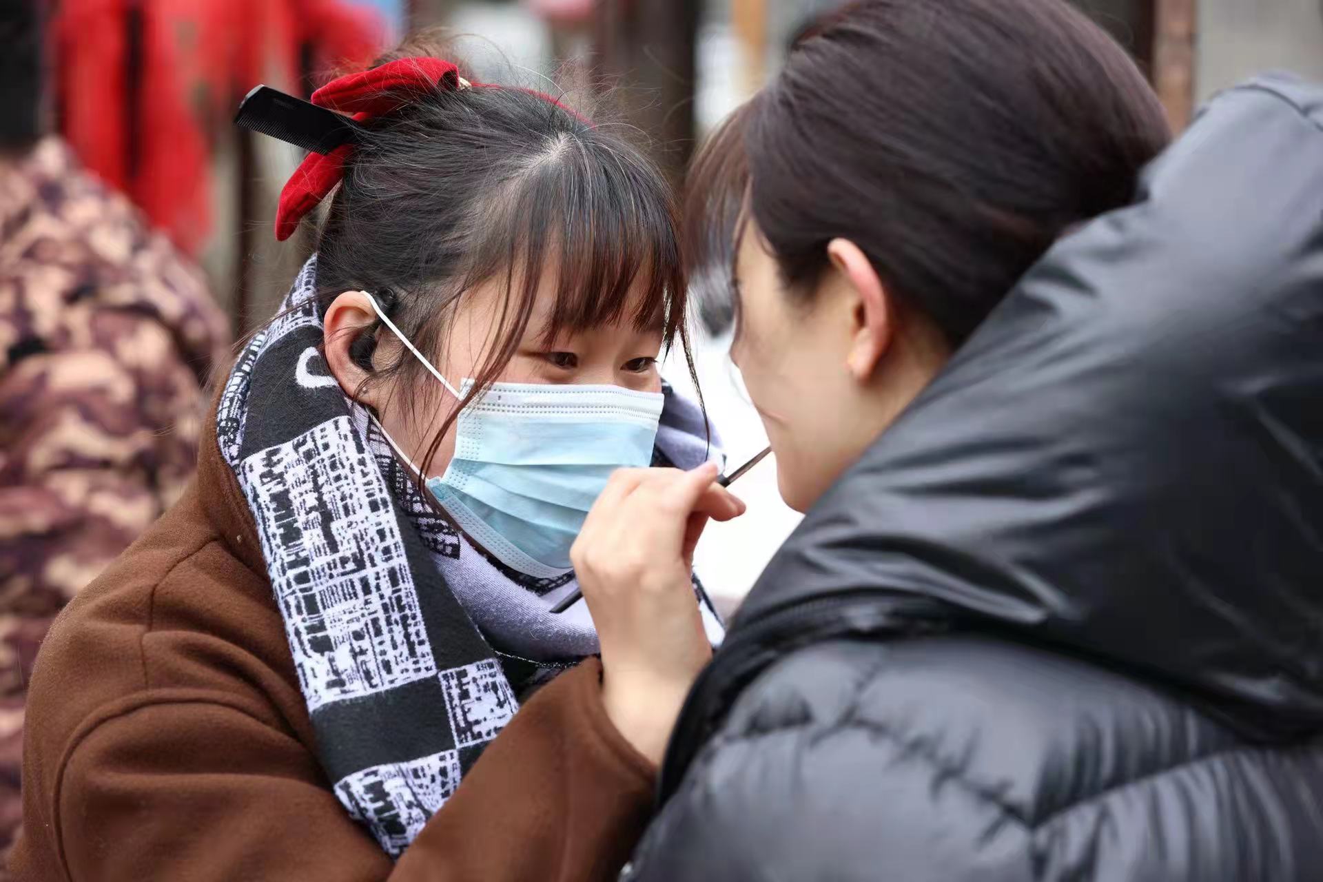 赫佳妮实习参加院线电影《幽冥花开》开机照
