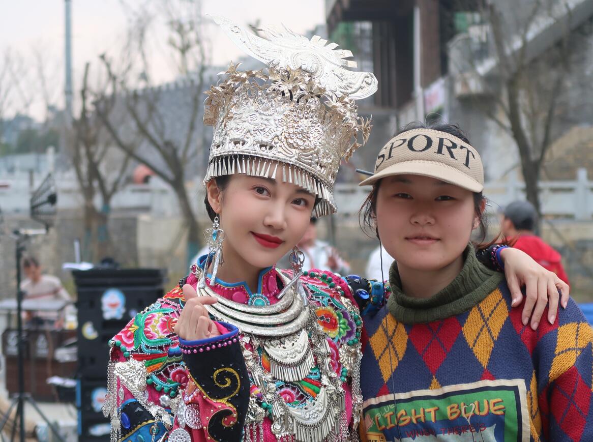 赫佳妮实习参加院线电影《幽冥花开》开机照