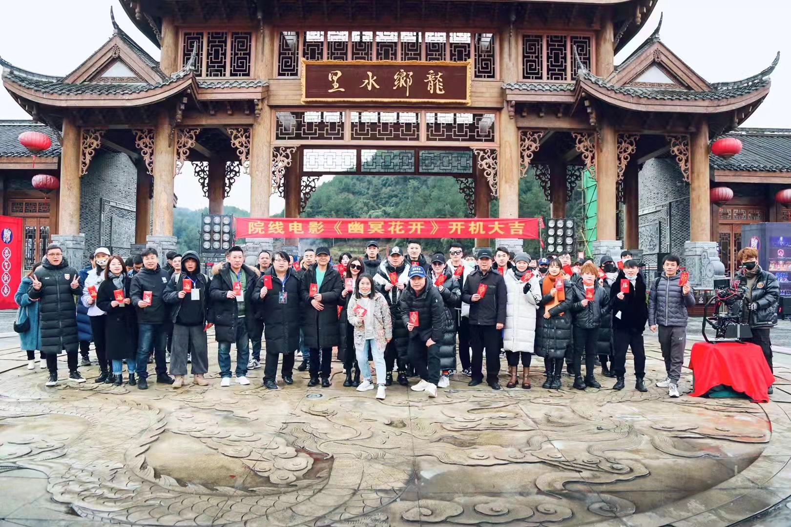 赫佳妮实习参加院线电影《幽冥花开》开机照