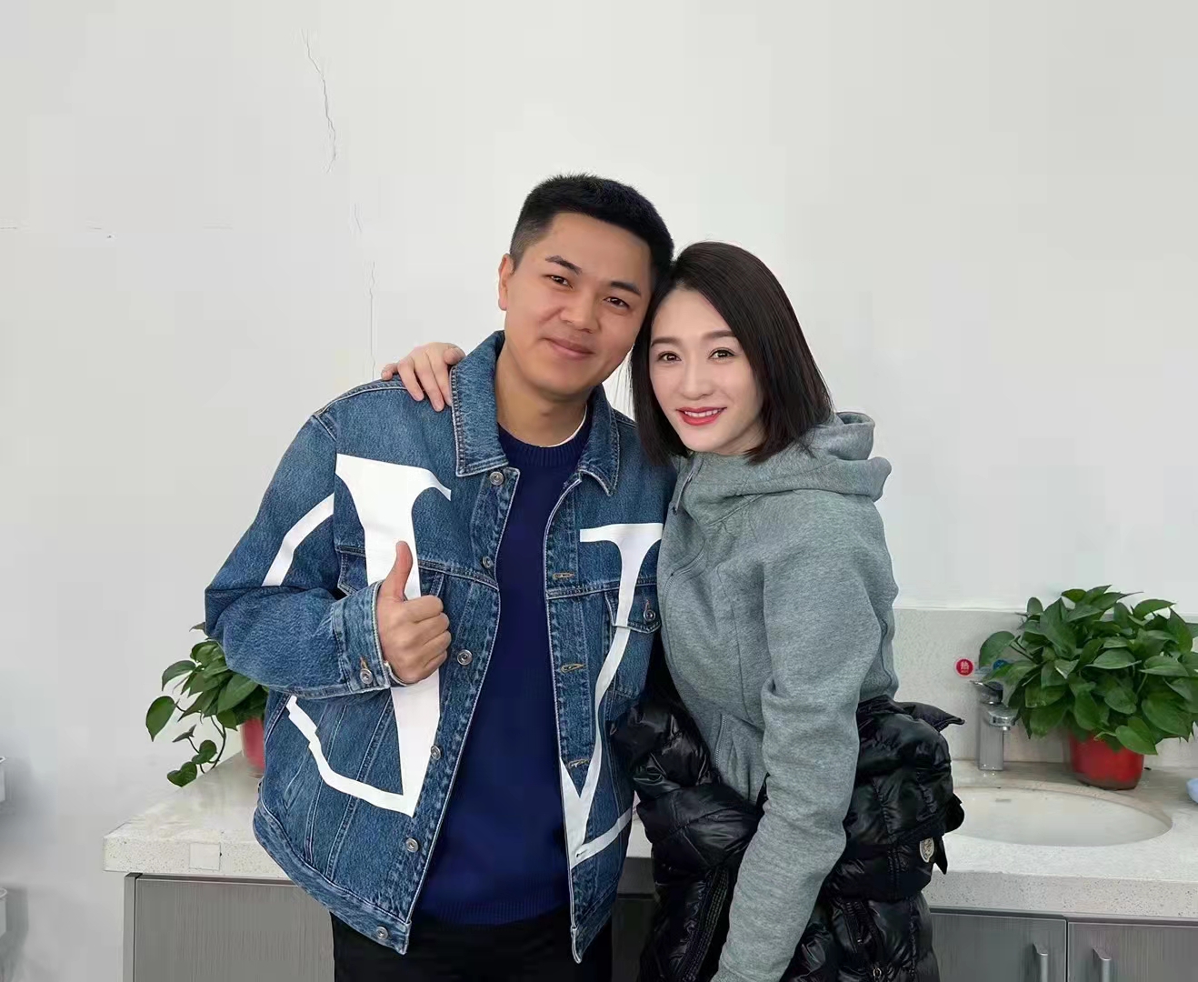 化妆师的休息日安排和收入有关系吗