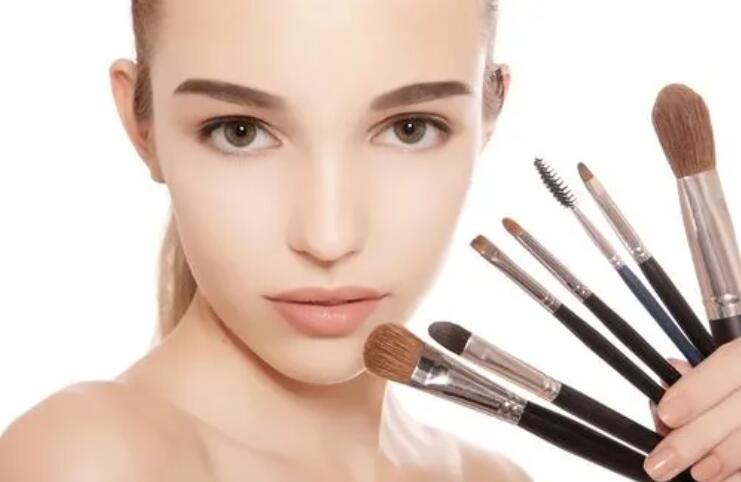 小姐姐问 老师我想学化妆 最近好找工作吗