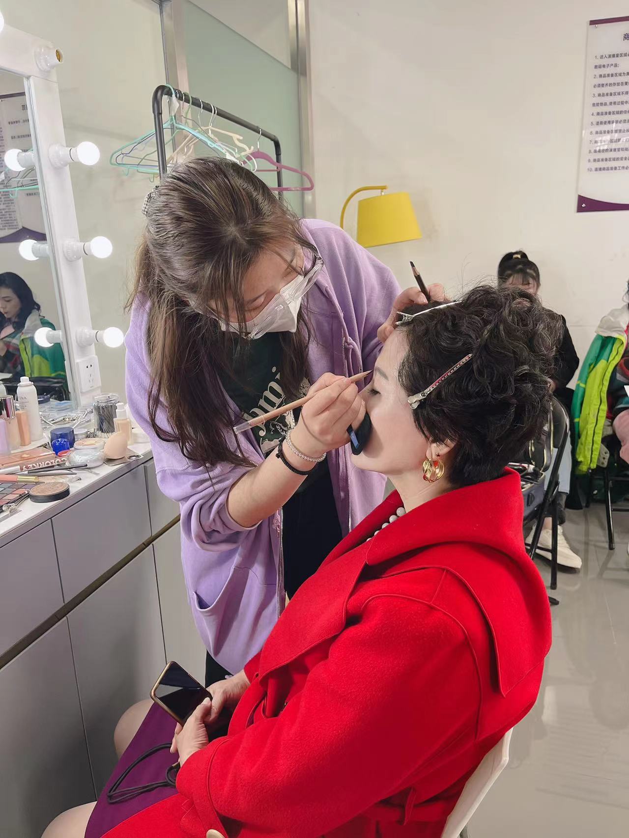 影视化妆中的妆面持久化技巧是课程重点吗