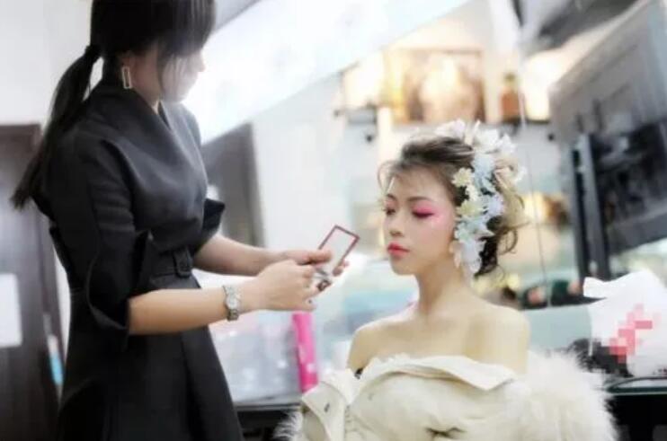 学影视化妆工资收入会高于一般化妆师吗