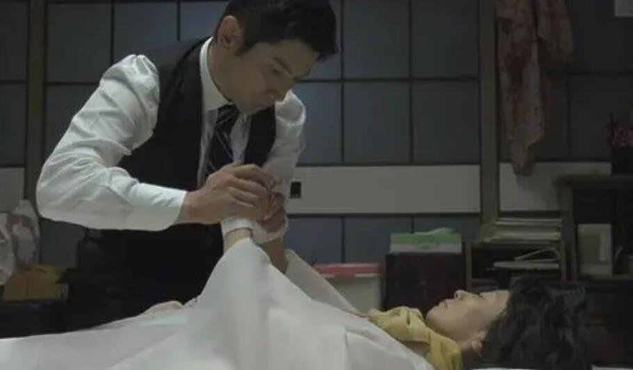 她从秦芳影视毕业后 干了一个吓人的工作