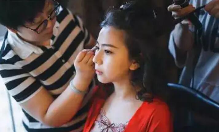 列举出影视化妆学校的常见隐形消费陷阱